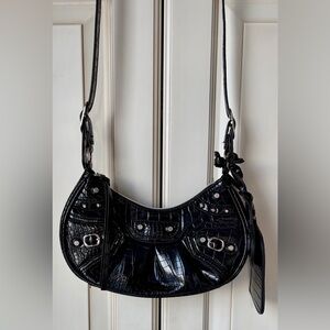 NWOT Black Croc-Patterned Shoulder Bag. PU. Designer vibes
